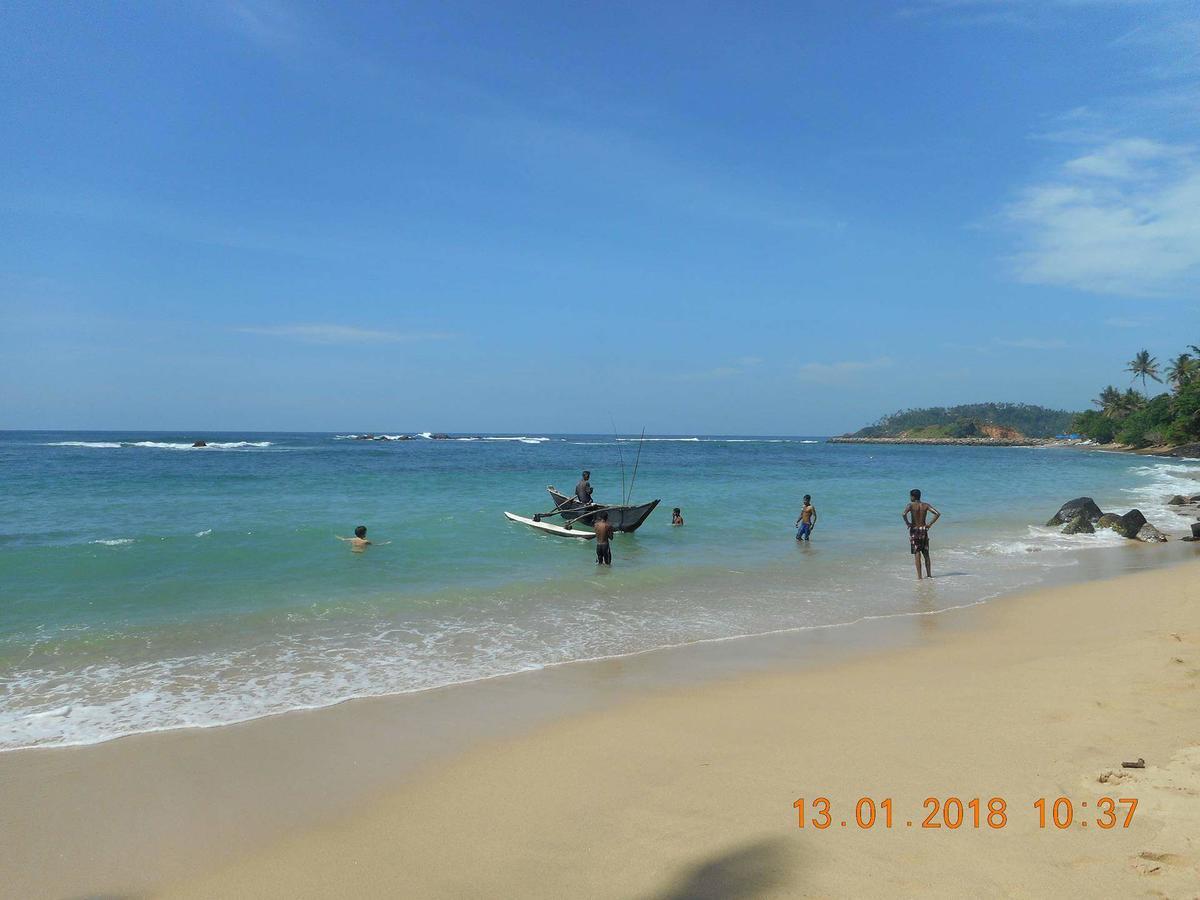 Himasha Guest Hotel Mirissa Bagian luar foto